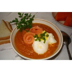 Тыквенный крем-суп с яйцом-пашот и копчёным лососем