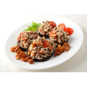Жареные баклажаны с рисом, лисичками и помидорами
