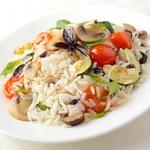 Горячий салат из риса с овощами