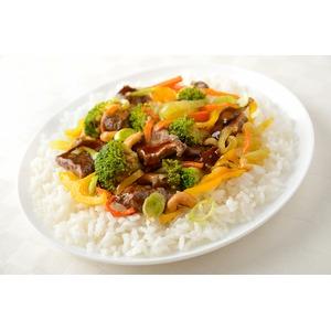 Жареная говядина с рисом, овощами и грибами