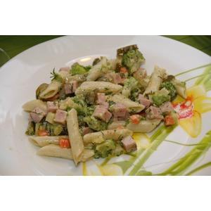 Салат с макаронами, ветчиной и овощами