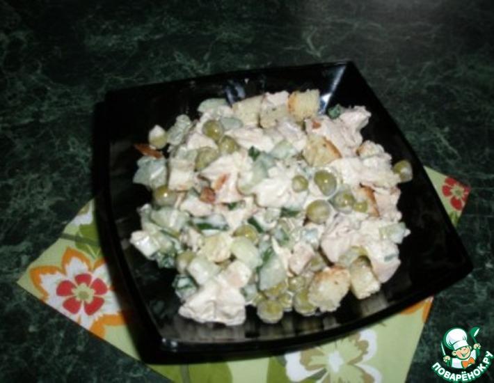 Рецепт: Салат с копченой курицей и горошком
