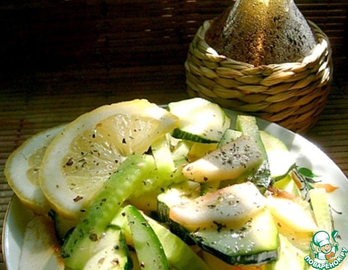 Рецепт: Салат из яблок и свежего цуккини