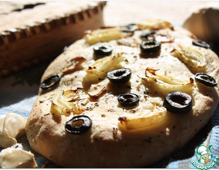 Рецепт: Фокачча с шафраном, луком и маслинами