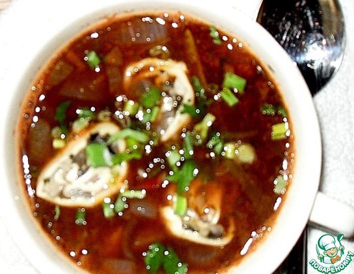 Рецепт: Чечевичный томатный суп с грибными рулетиками