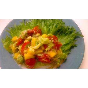 Вегетарианский салат с манго и авокадо
