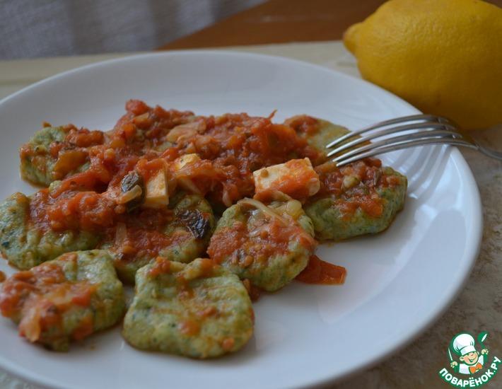 Рецепт: Ньокки из шпината с томатным соусом и сыром
