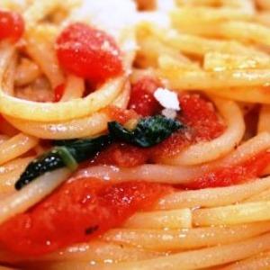 Гнезда из спагетти с томатом и базиликом