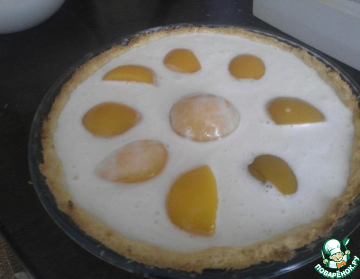 Рецепт: Тарт из кукурузного теста с персиками и йогуртовой заливкой