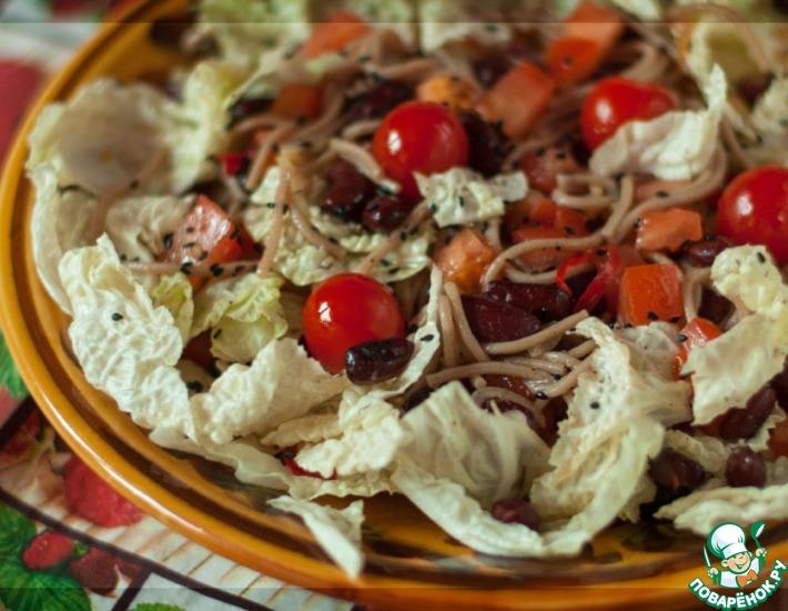 Рецепт: Салат с пекинской капустой и гречневой лапшой