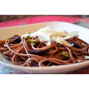 «Пьяные» спагетти с маслинами, каперсами и сыром