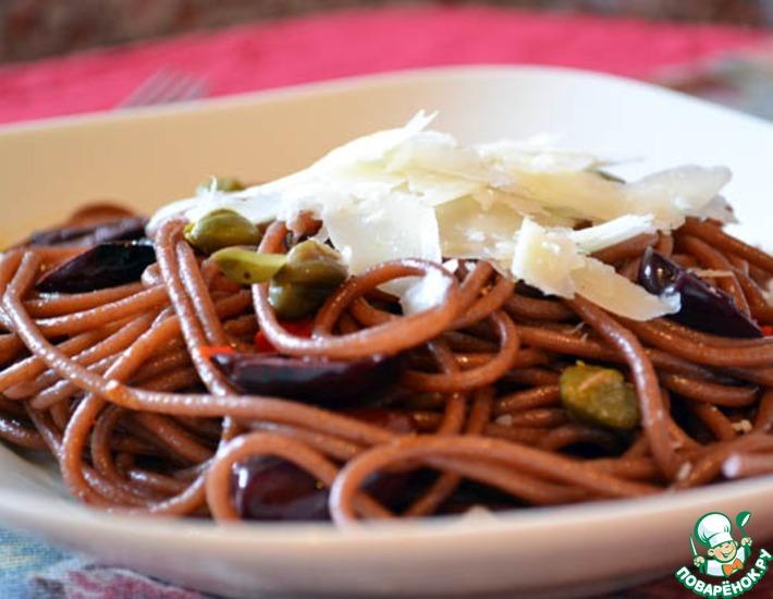 Рецепт: «Пьяные» спагетти с маслинами, каперсами и сыром