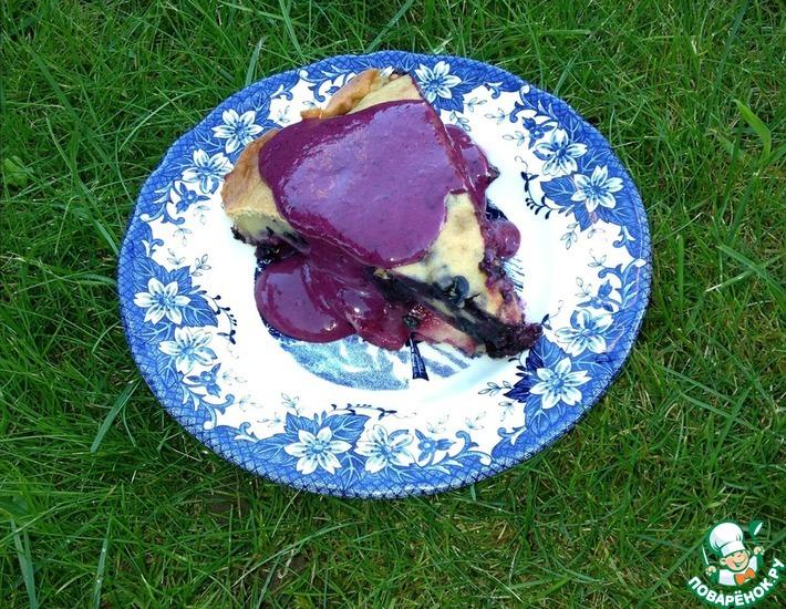 Рецепт: Ржаной пирог с творожно-черничным соусом