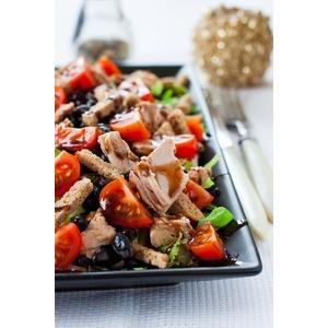 Кранч-салат с черной фасолью и тунцом