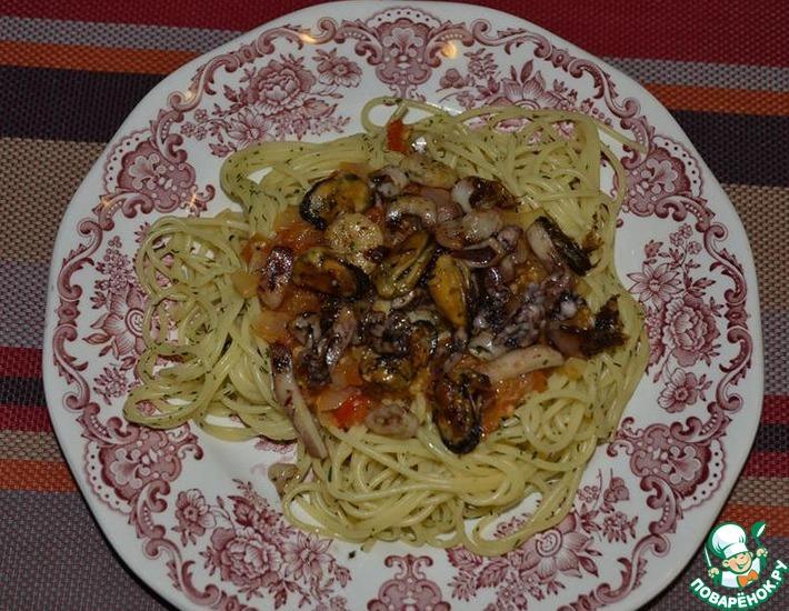 Рецепт: Спагетти с морепродуктами и томатно-луковым соусом