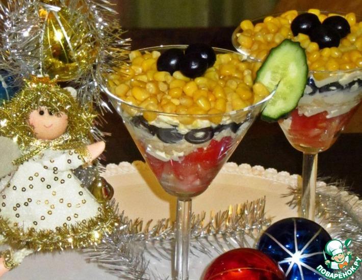 Рецепт: Салат Новогодний с помидорами и маслинами