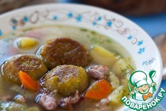 Рецепт: Суп с копчеными ребрышками и гороховыми фрикадельками