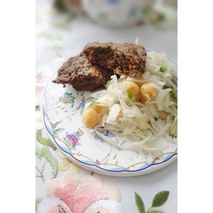 Печеночно-фасолевые оладьи и нутово-капустный салат