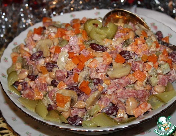 Рецепт: Салат из консервированной фасоли с колбасой