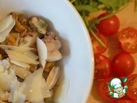 Салат с морепродуктами, пармезаном и рукколой ингредиенты