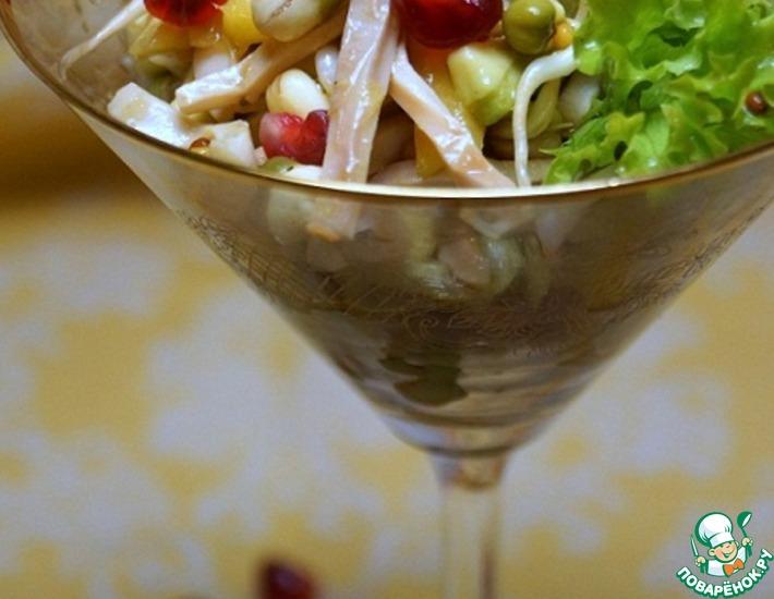 Рецепт: Легкий салат с проростками маша и кальмарами