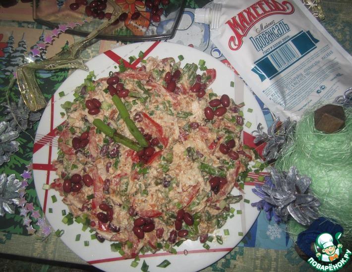 Рецепт: Салат овощной с курицей и фасолью