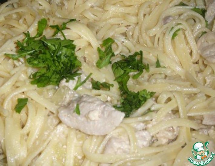 Рецепт: Курица со спагетти в сметанном соусе