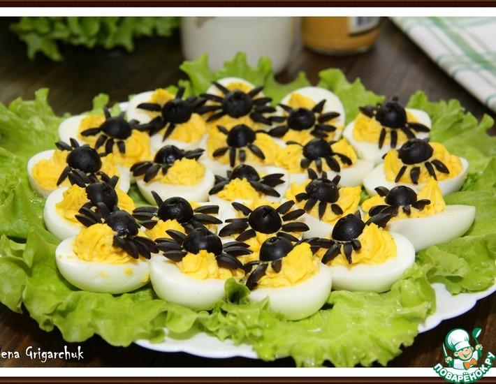 Рецепт: Фаршированные яйца Паучки