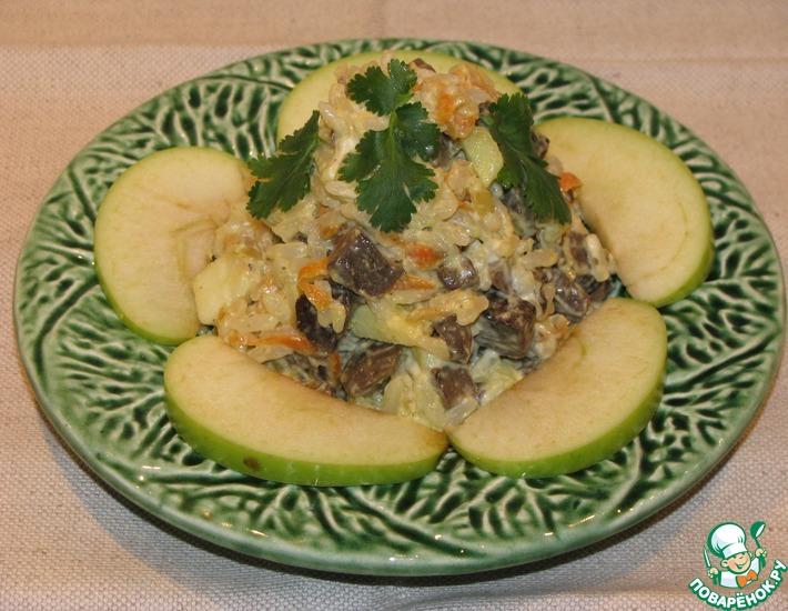 Рецепт: Салат из печени с рисом и яблоками