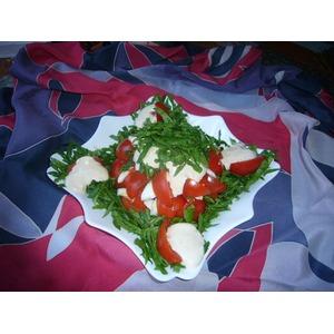 Салат из шпината и помидоров