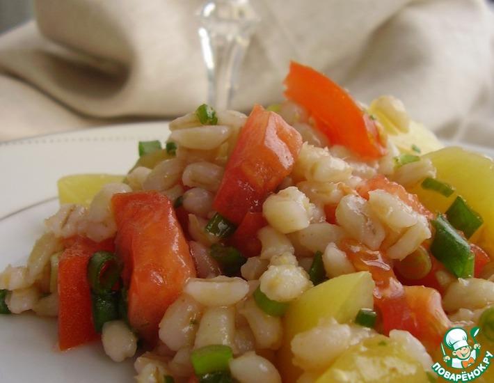 Рецепт: Салат из перловой крупы с персиками и помидорами