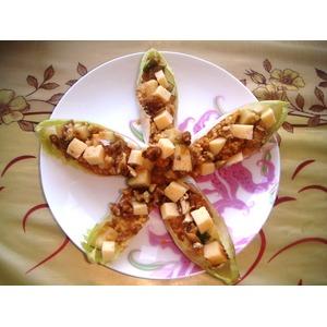 Закуска из карамельной груши с пшенкой, грецкими орехами и сыром в листиках цикория Мечта Солдата