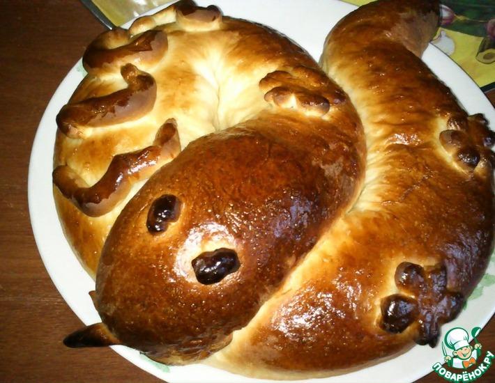 Рецепт: Фигурный пирог Змея с разными начинками