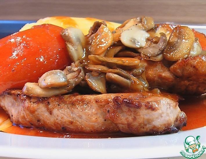 Рецепт: Ломтики свинины с грибами и помидорами под томатным соусом