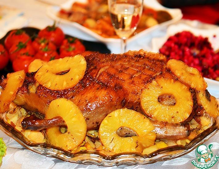 Рецепт: Новогодняя утка с айвой и ананасами