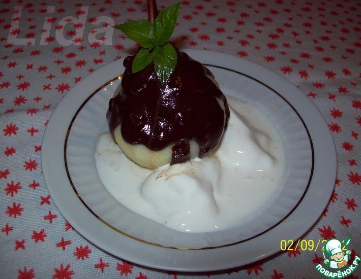 Рецепт: Груша с шоколадным соусом и мороженым