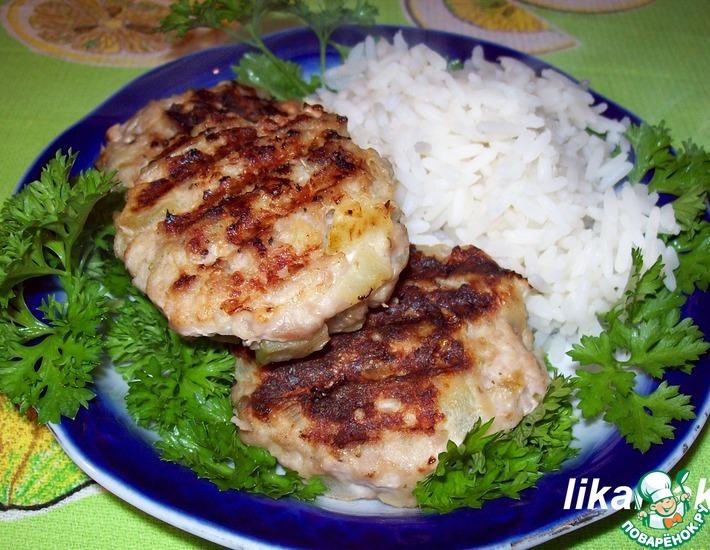 Рецепт: Тефтели-гриль с кабачком и кусочками сыра внутри