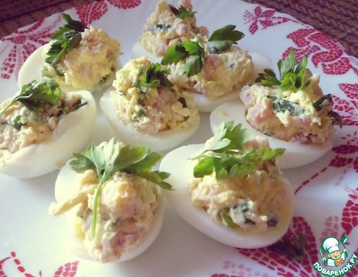Рецепт: Фаршированные яйца с ветчиной и зеленью