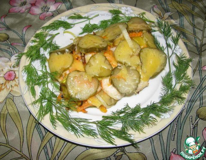 Рецепт: Морская щука/мольва, запеченная с овощами и соленым огурцом
