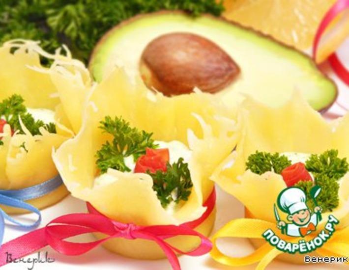 Рецепт: Сырные тарталетки с авокадно-творожной начинкой