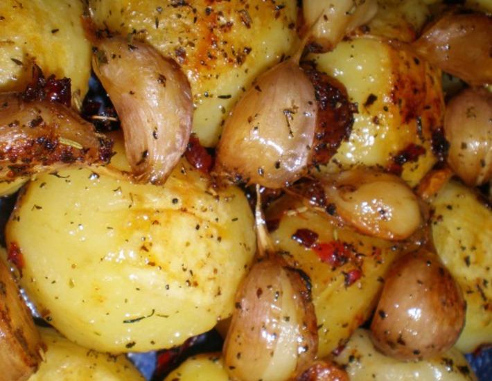 Рецепт: Запеченный острый картофель с чесноком