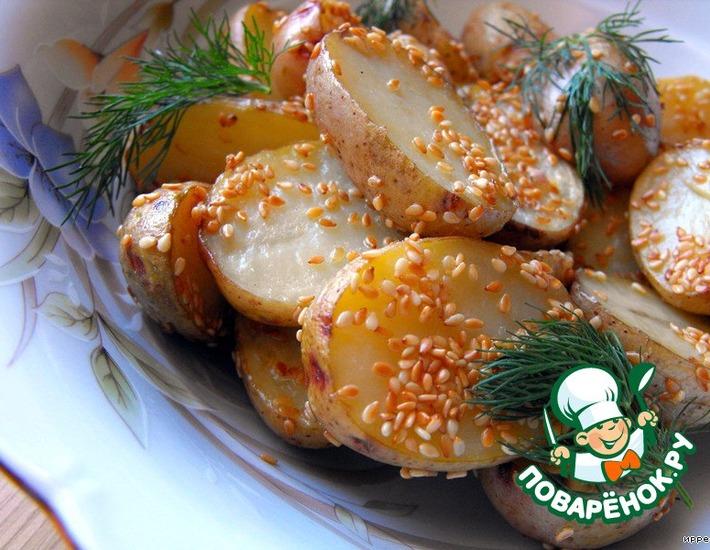 Рецепт: Молодой картофель с кунжутом в сметанном соусе