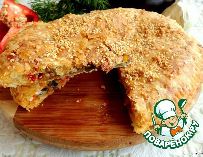 Рецепт: Сырно-слоеный пирог с карамелизированными баклажанами