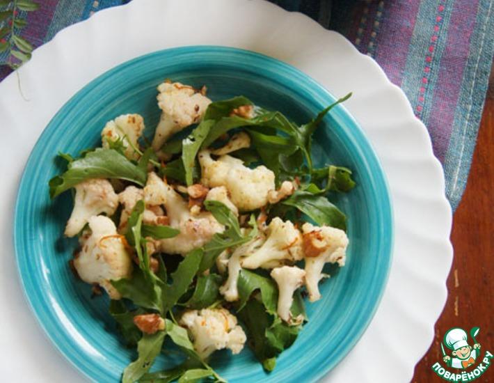 Рецепт: Салат из запечённой цветной капусты с рукколой и орехами