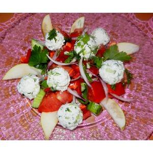Овощной салат с творожно-огуречными шариками и грушей
