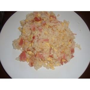 Жареный рис с яйцом и беконом
