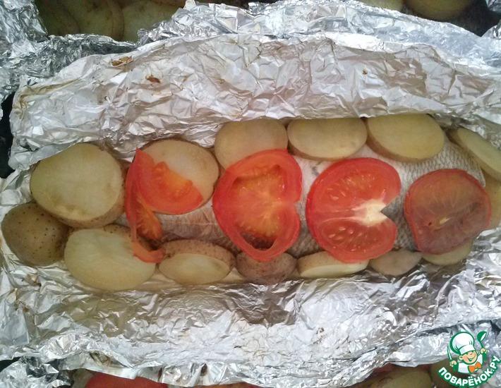 Рецепт: Сиг, запеченный с картофелем и помидором
