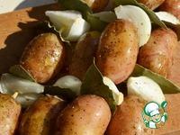Молодой картофель на шпажках, запеченный с луком и лавровым листом ингредиенты