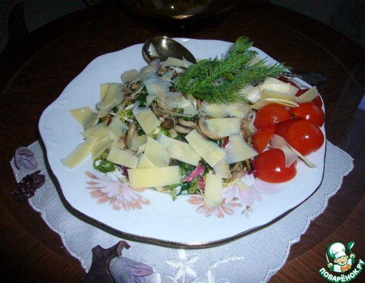 Рецепт: Салат с жареными грибами и пармезаном