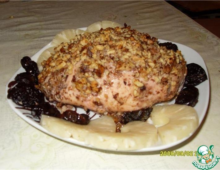 Рецепт: Куриная грудка с ананасом, черносливом и орехами